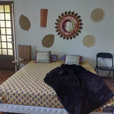 La Maison De Marie-jeanne - Le Rocher D'ongles Bed and breakfast